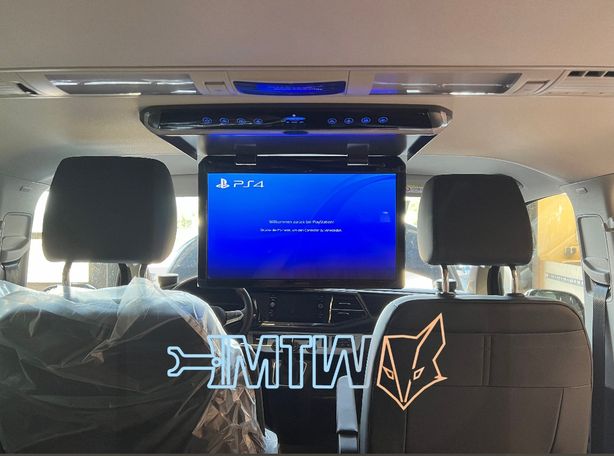 Ampire Deckenmonitor im VW T6 ausgeklappt