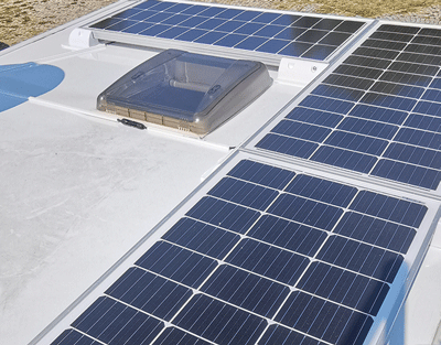 3 Solarpanels auf einem Wohnmobildach