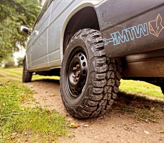 Offroad Reifen an einem VW T4